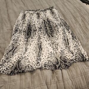 New York & Company Black and White Snakeskin Patterned A-Line Skirt Size L!